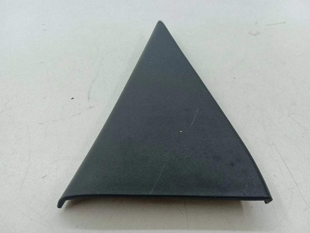 Rear door glass trim molding EG2168515