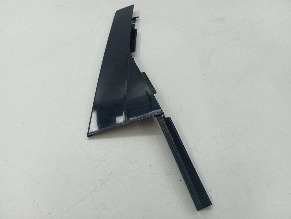 Rear door glass trim molding 7P5853590C