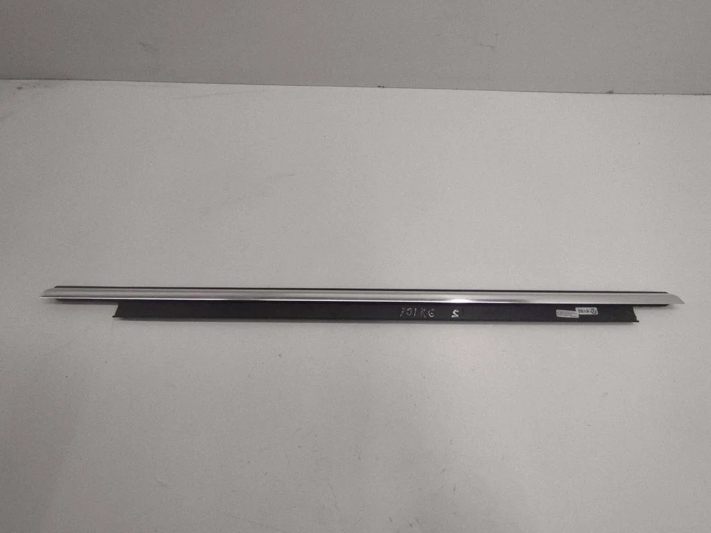 Rear door glass trim molding 4G8853763B