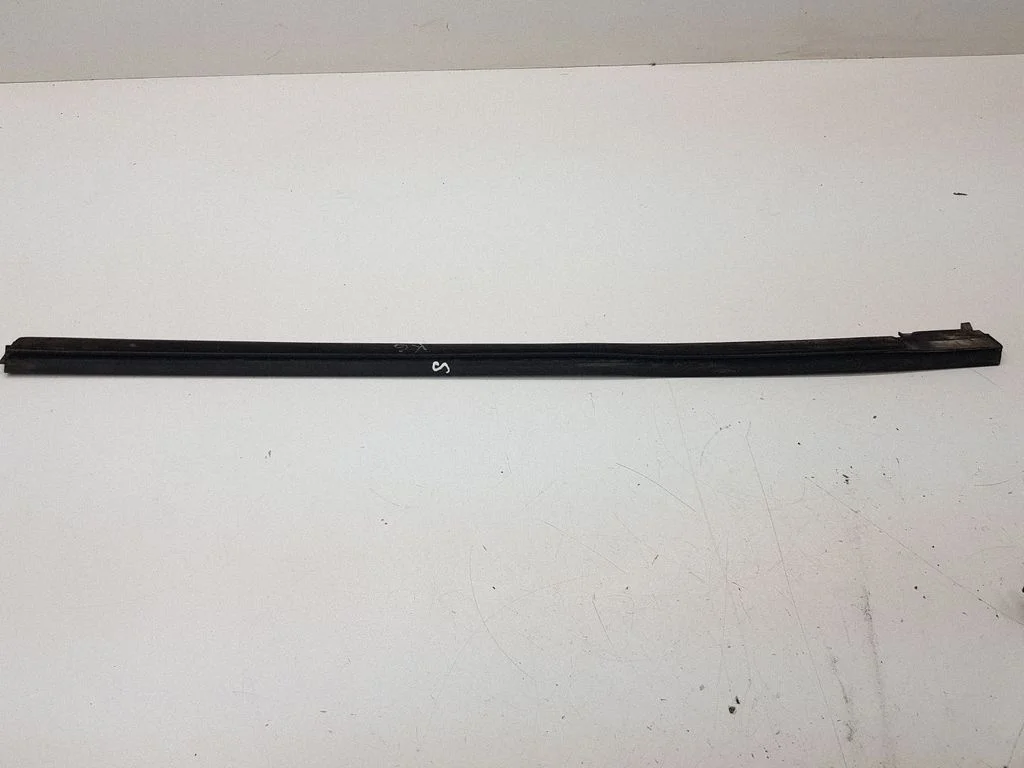 Rear door glass trim molding 3M51R25805