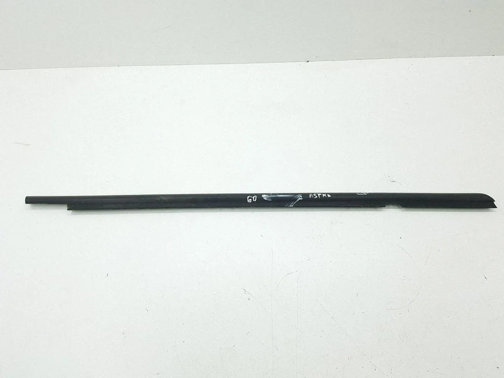 Rear door glass trim molding – right