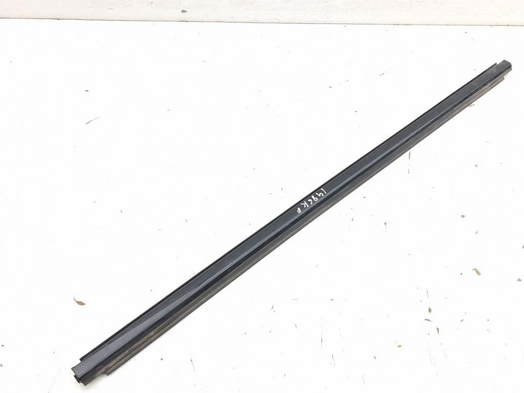 Listwa szyby drzwi przednich LJ8BR20562AD