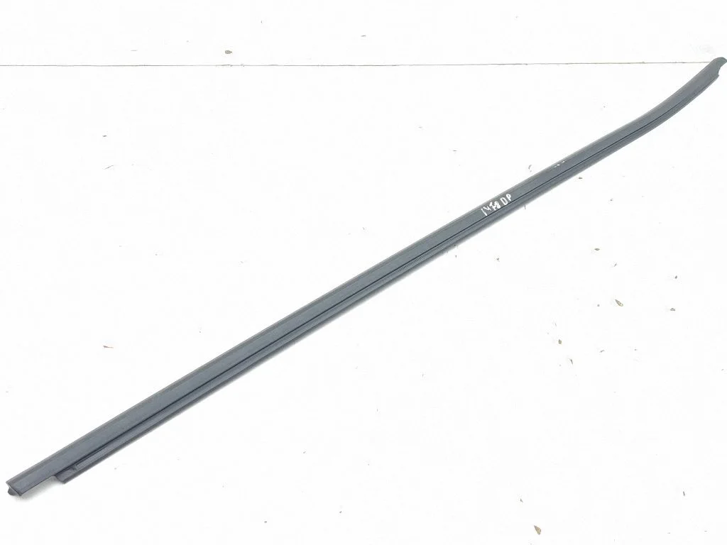 Esiukse klaasi liist – Skoda Enyaq iV (2020-)