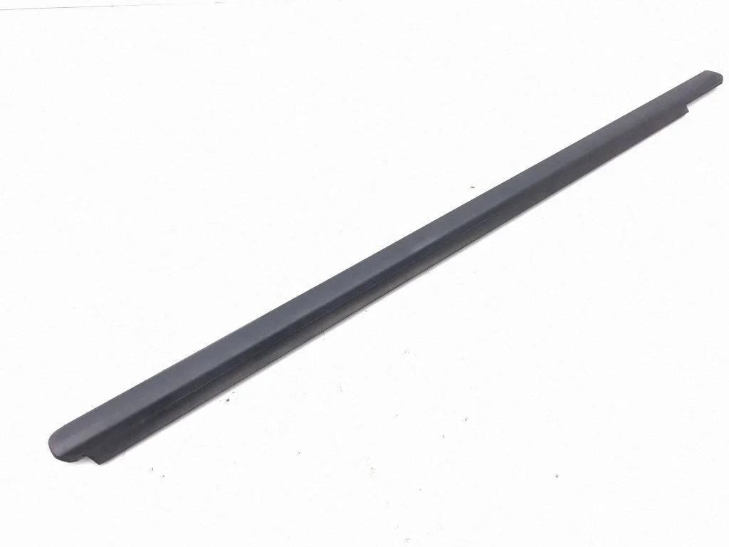 Front door glass trim molding A1646902080