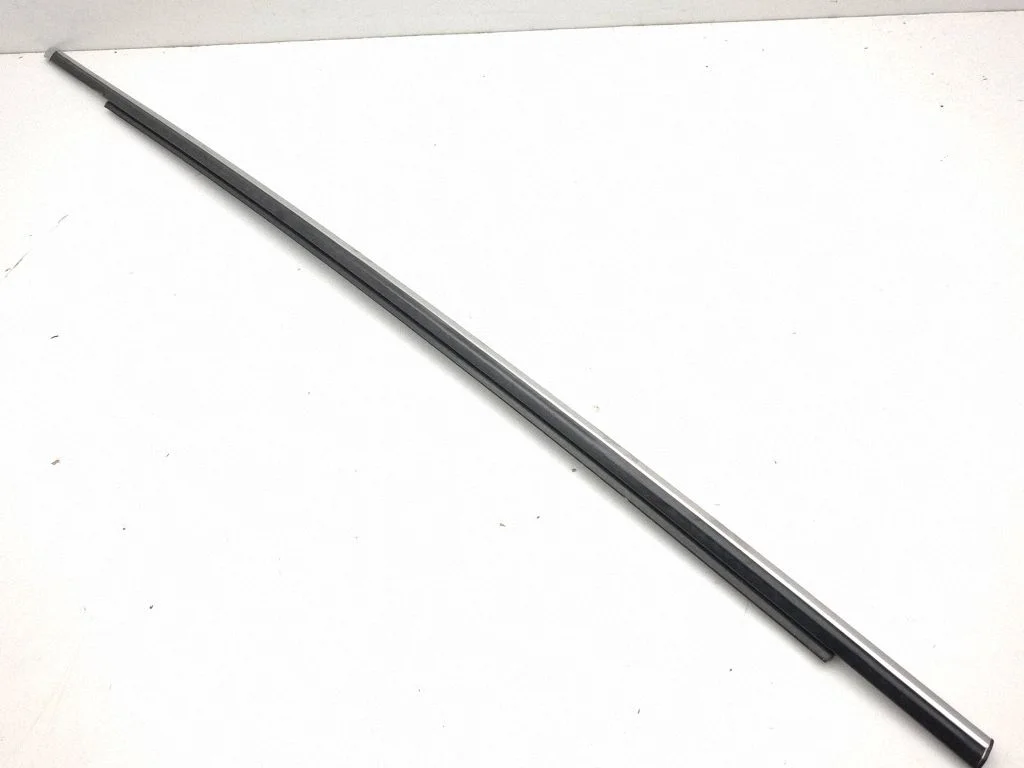 Priekšējo durvju stikla apdare – labā