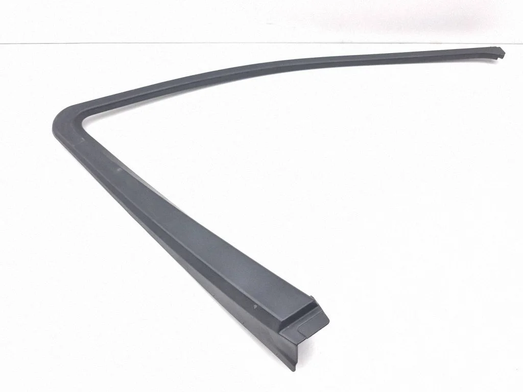 Front door glass trim molding A1647200570