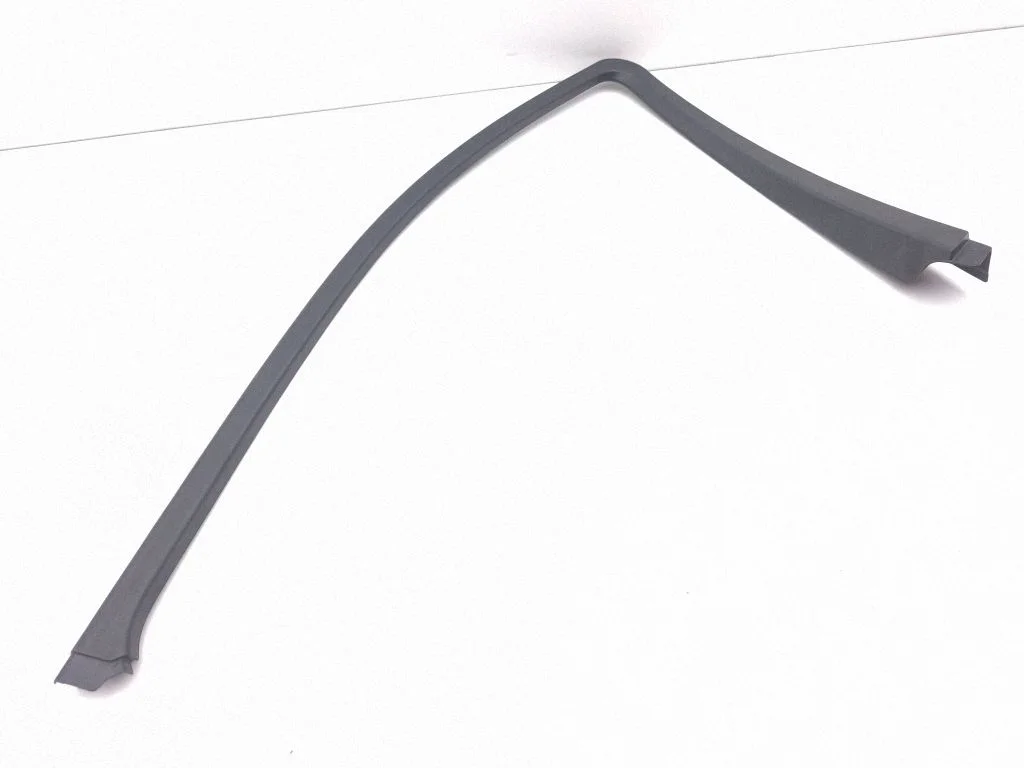 Front door glass trim molding A1647200670