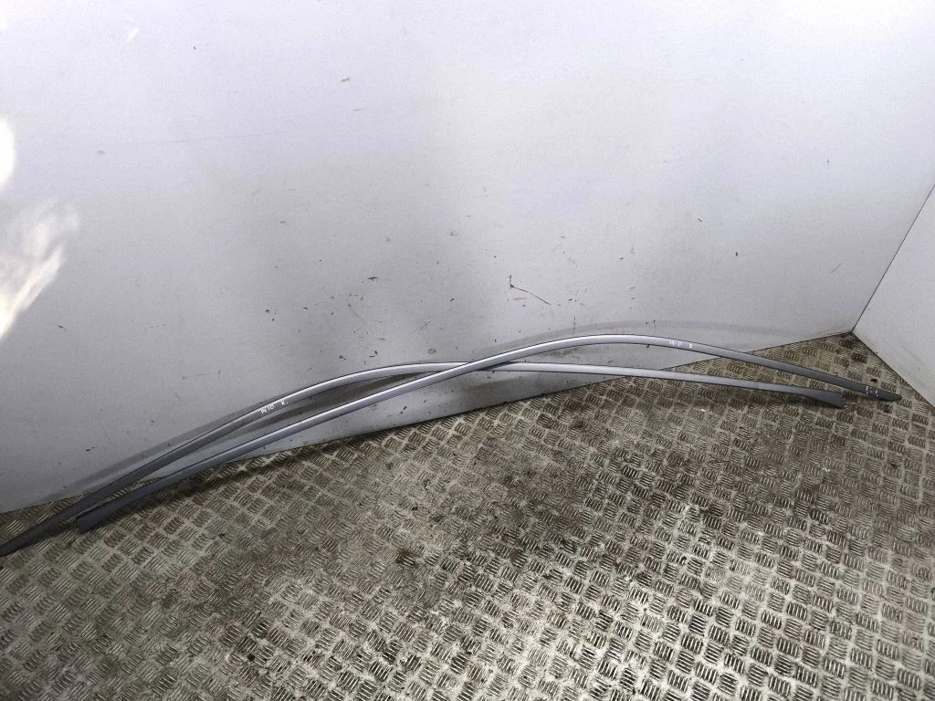 Front door glass trim molding 98398800TB