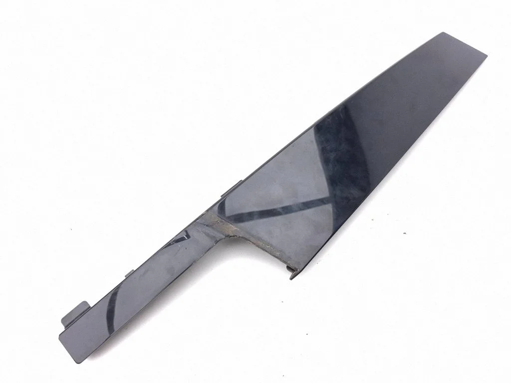Esiukse klaasi liist 8Y0837901