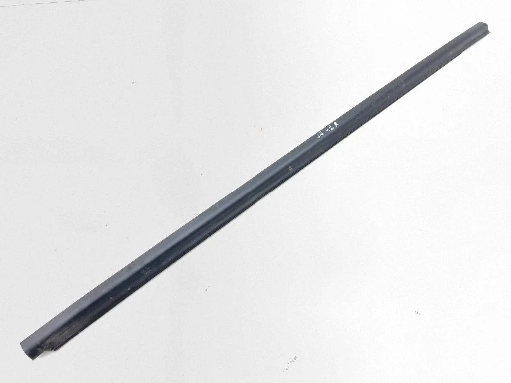 Front door glass trim molding – right