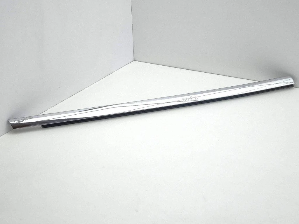 Front door glass trim molding – right