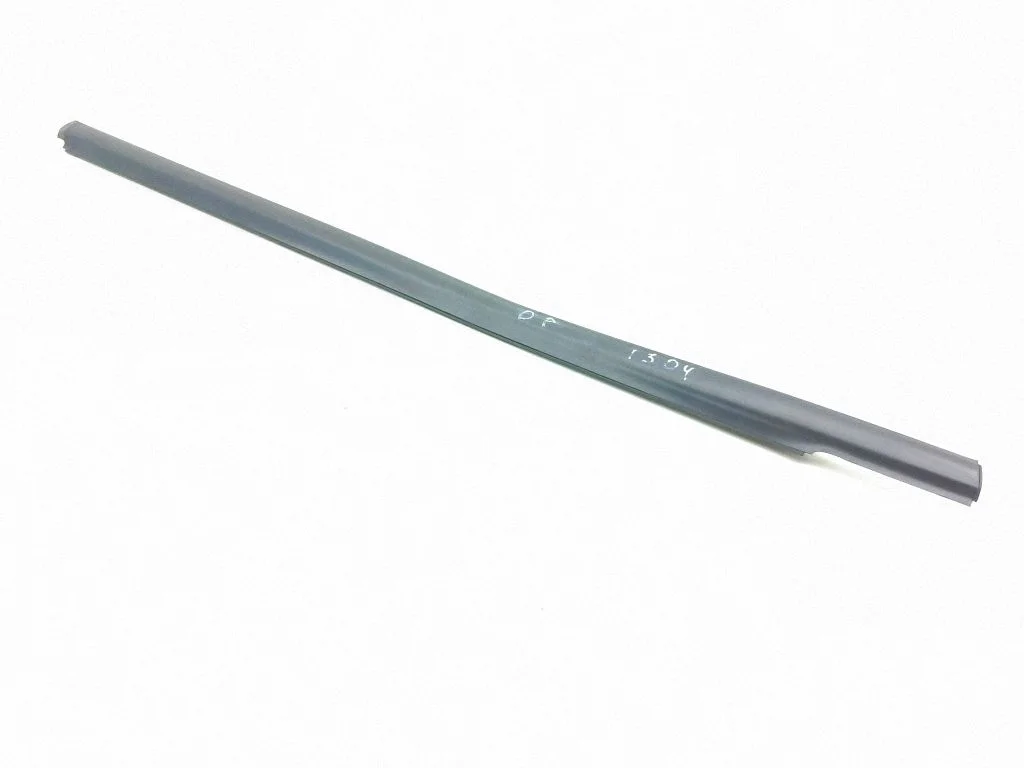 Front door glass trim molding – front right