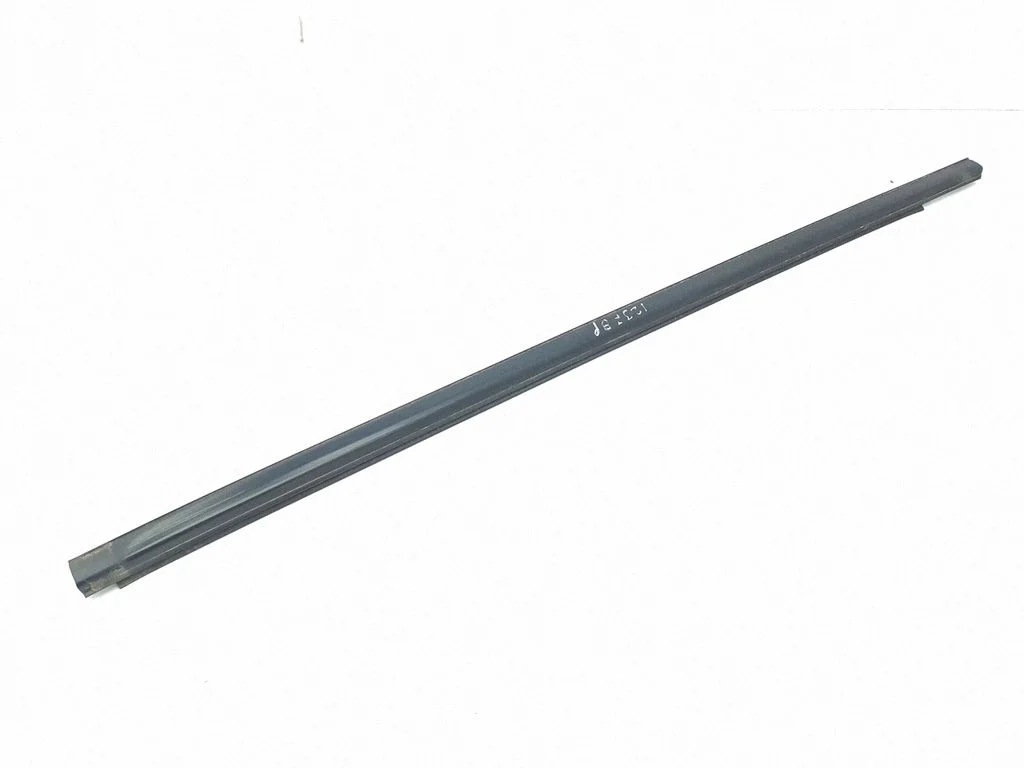 Front door glass trim molding – right