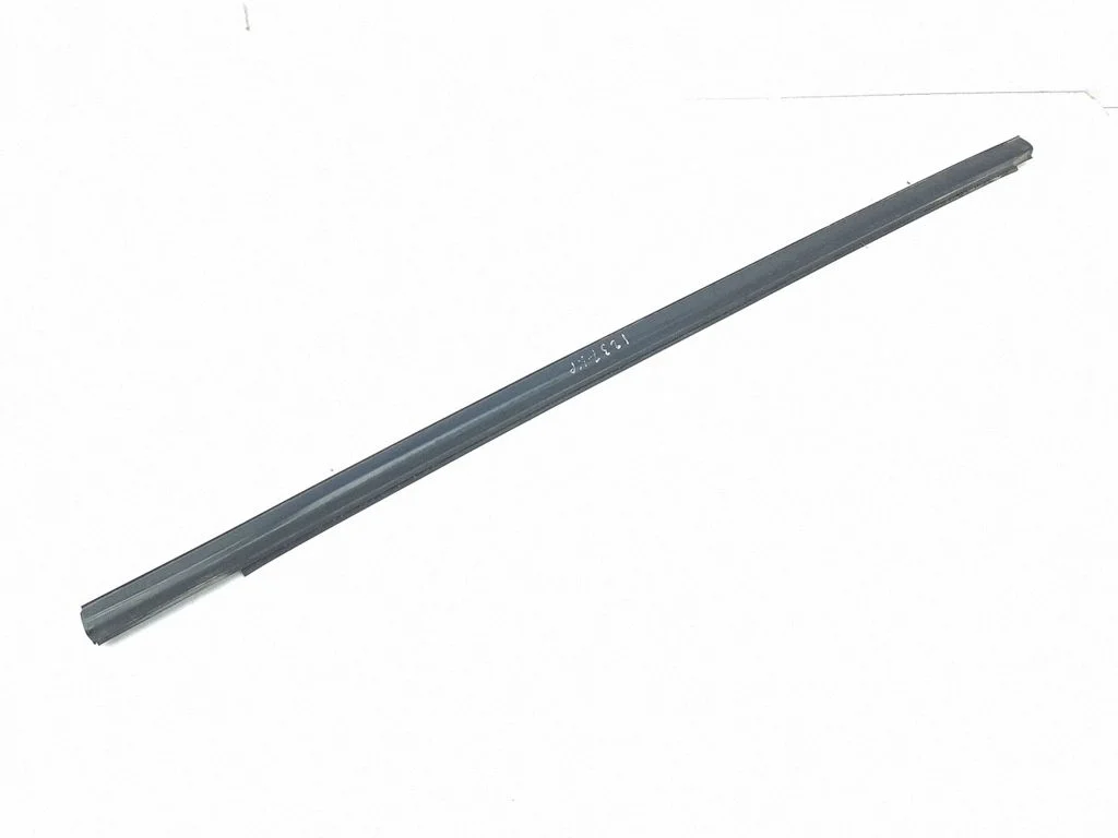 Front door glass trim molding – Mitsubishi Pajero Sport I (1996-2008)