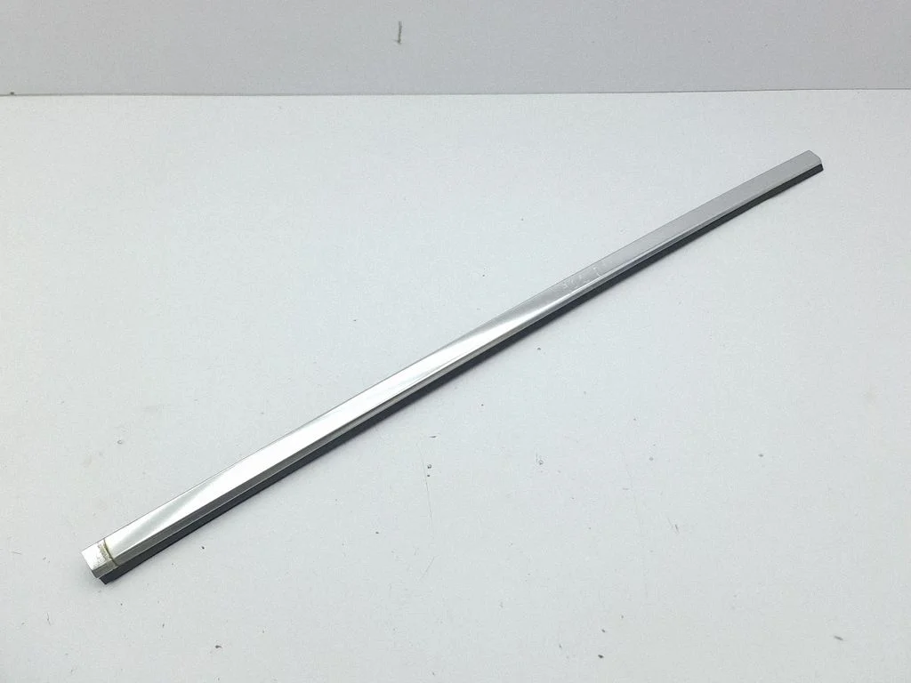 Front door glass trim molding – right