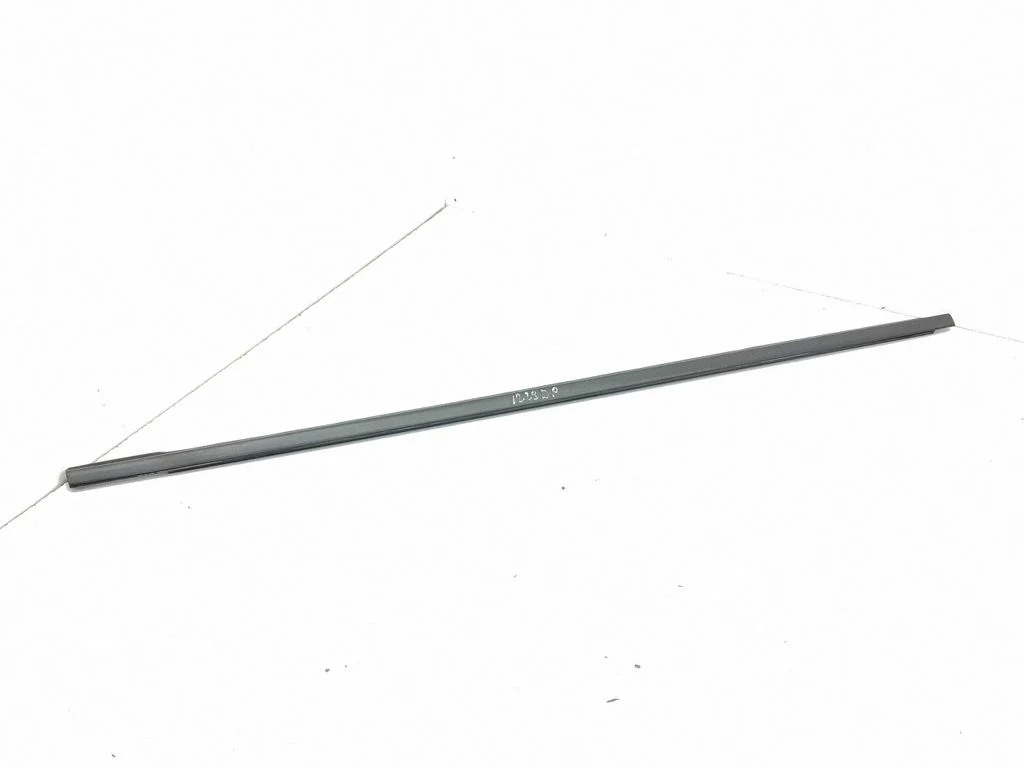 Priekšējo durvju stikla apdare – labā