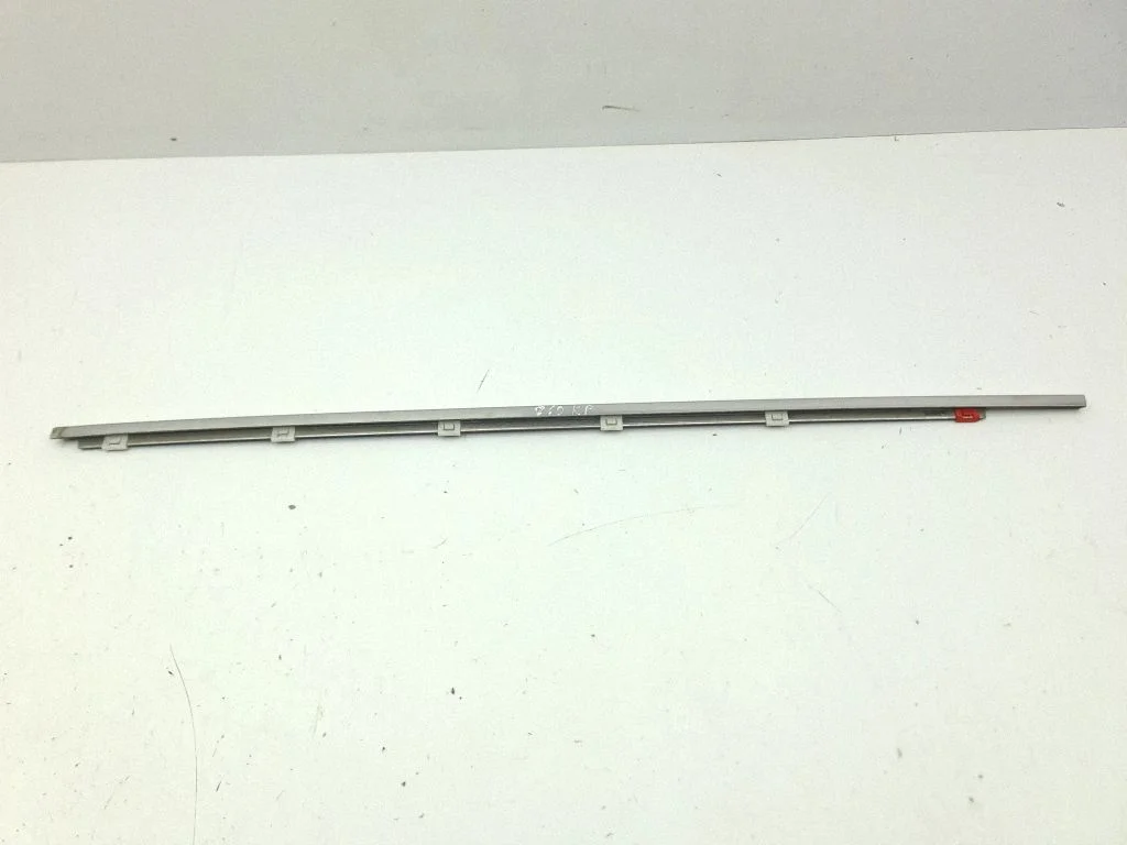 Esiukse klaasi liist – Lexus GS 300 350 430 450H (2005-2012)