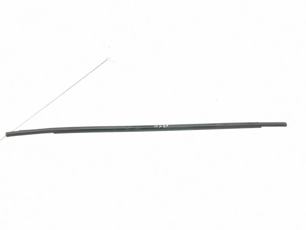 Priekšējo durvju stikla apdare – labā