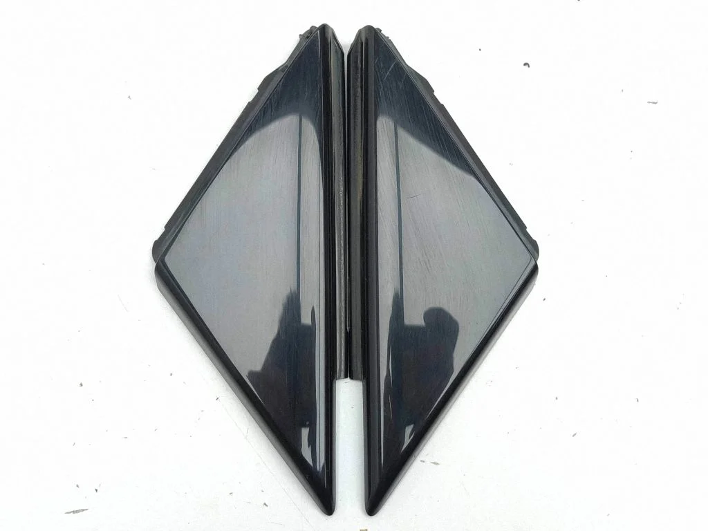 Front door glass trim molding 8W0837638A