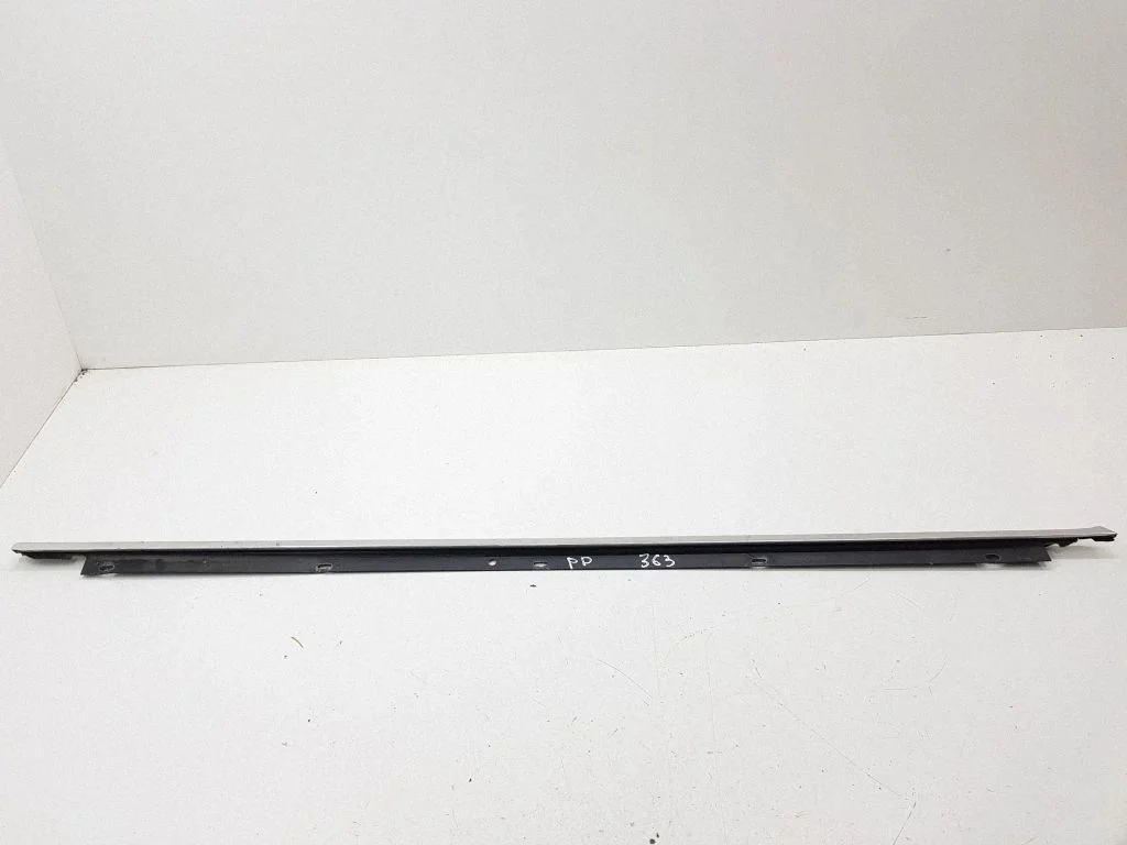 Listwa szyby drzwi przednich 4F0853284E