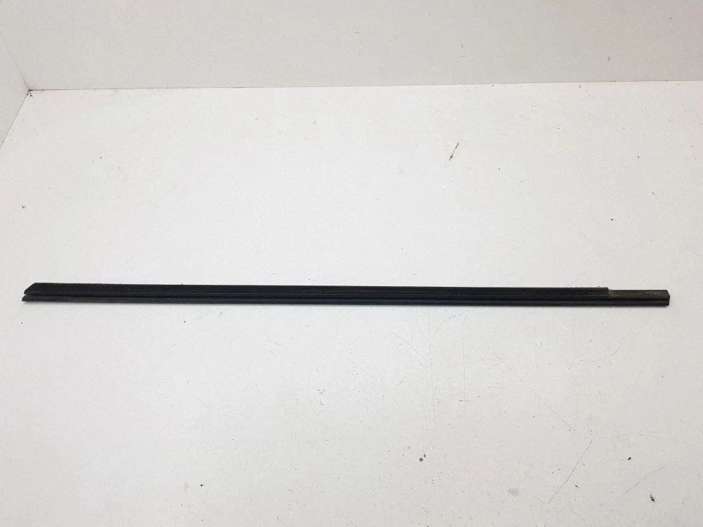 Front door glass trim molding – Volvo V70 (2005-2008)