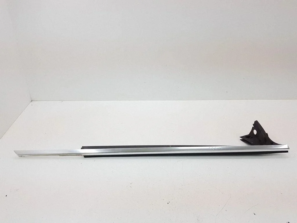 Front door glass trim molding – right