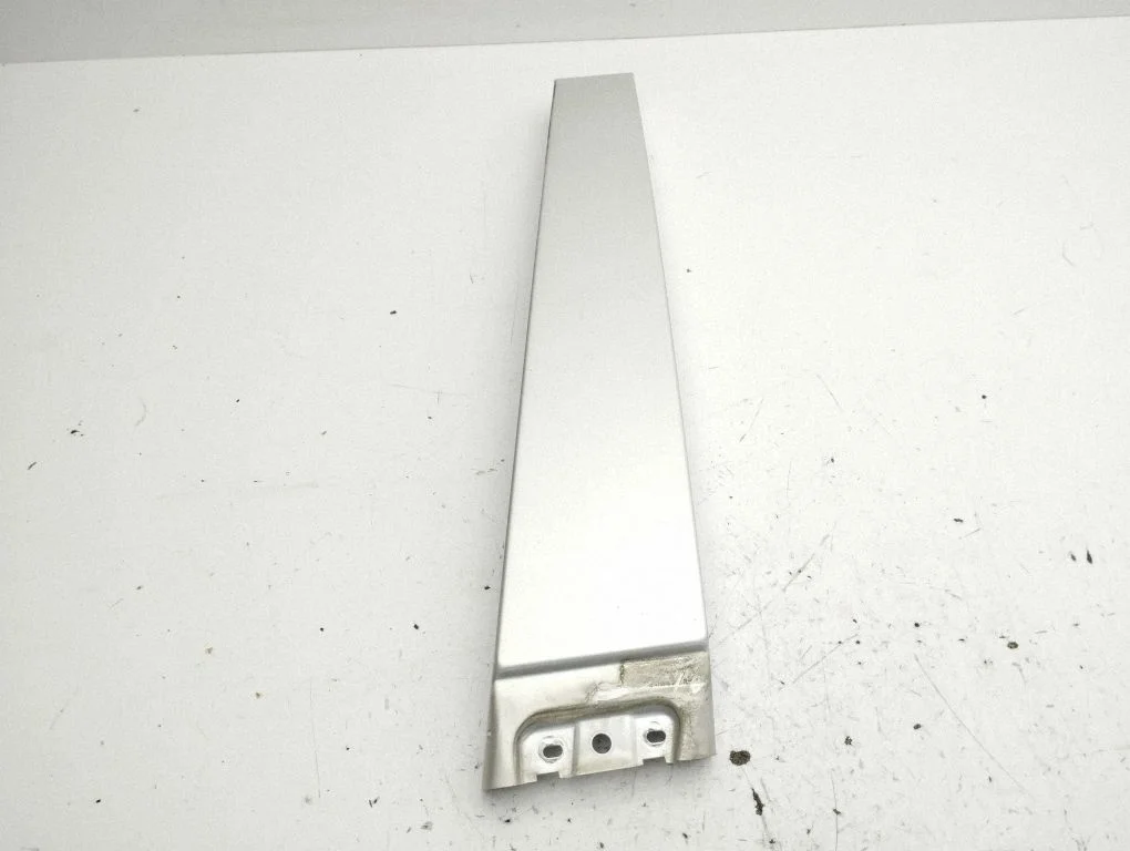Front door glass trim molding 7L5853317B