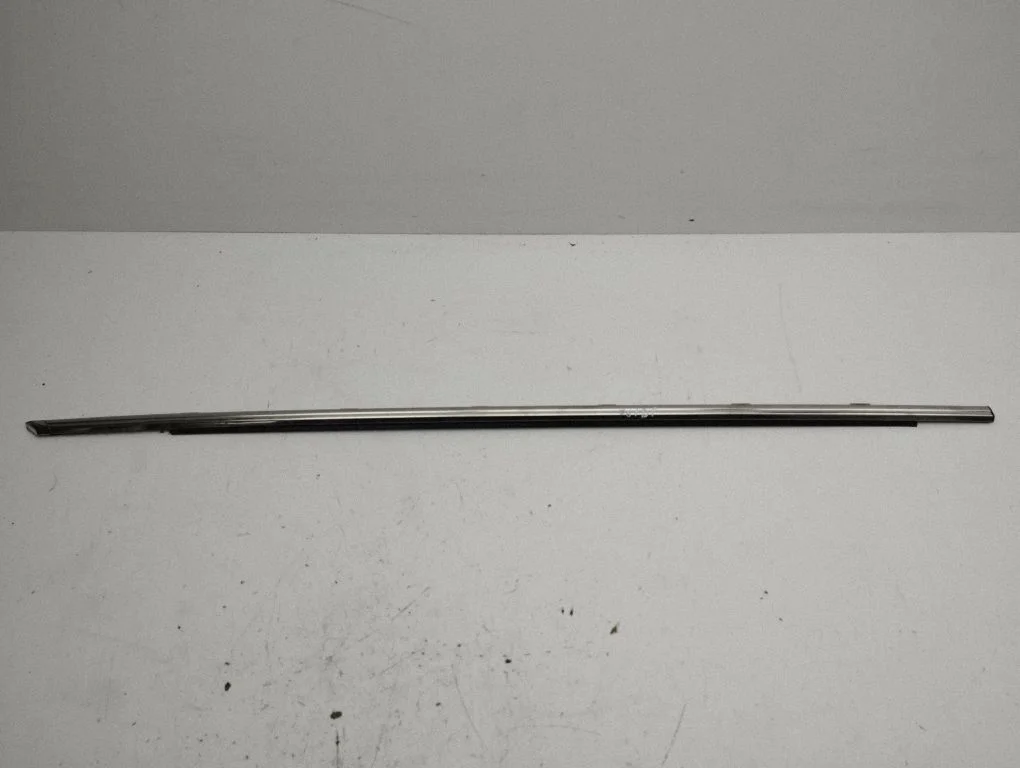 Front door glass trim molding – Lexus IS 220D-250-350 (2006-2013)
