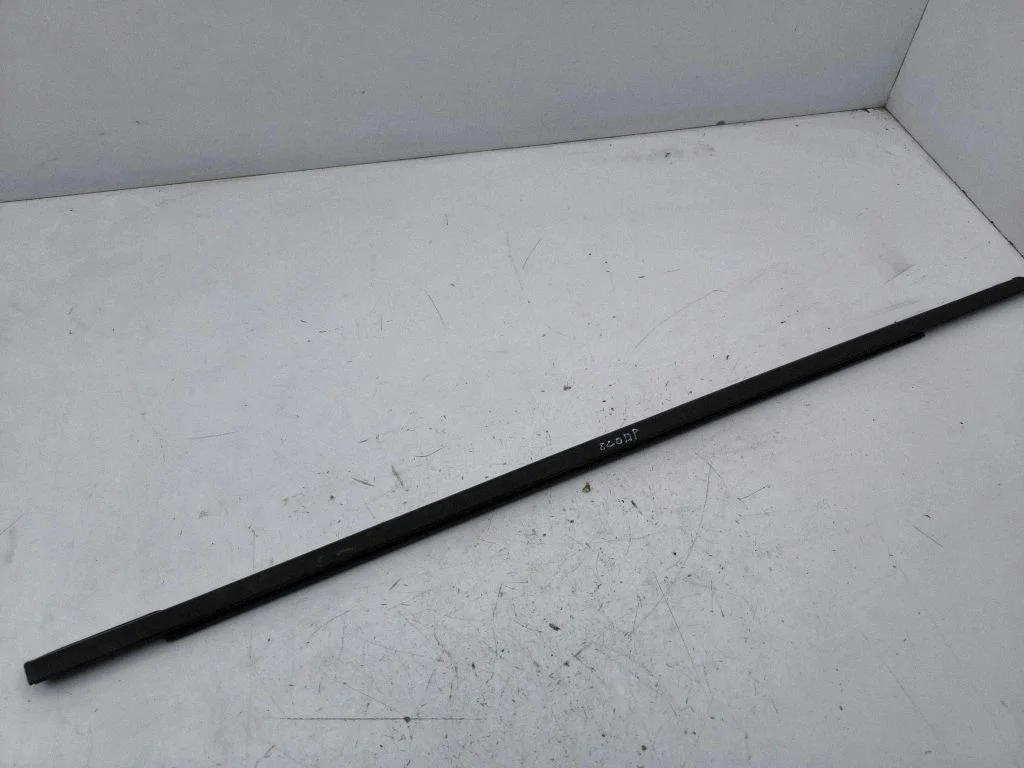 Front door glass trim molding – right