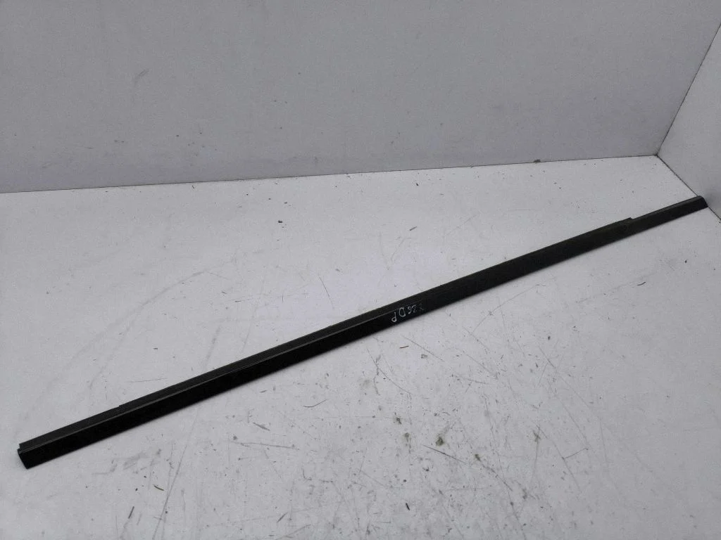 Listwa szyby drzwi przednich – Mercedes-Benz Klasa B W246 W242 (2011-2017)