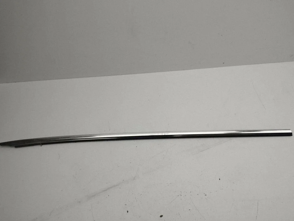 Front door glass trim molding – right