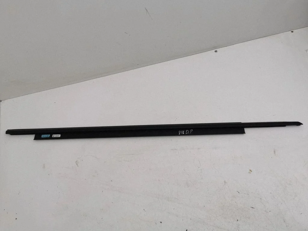 Front door glass trim molding – right
