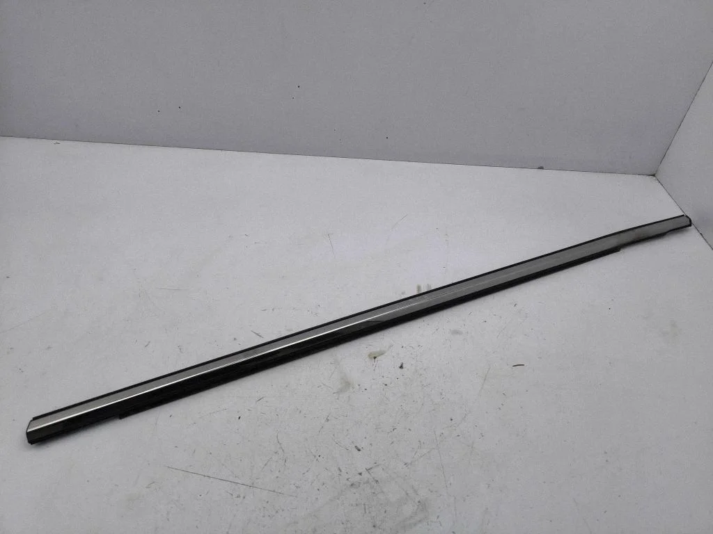 Priekšējo durvju stikla apdare – kreisā