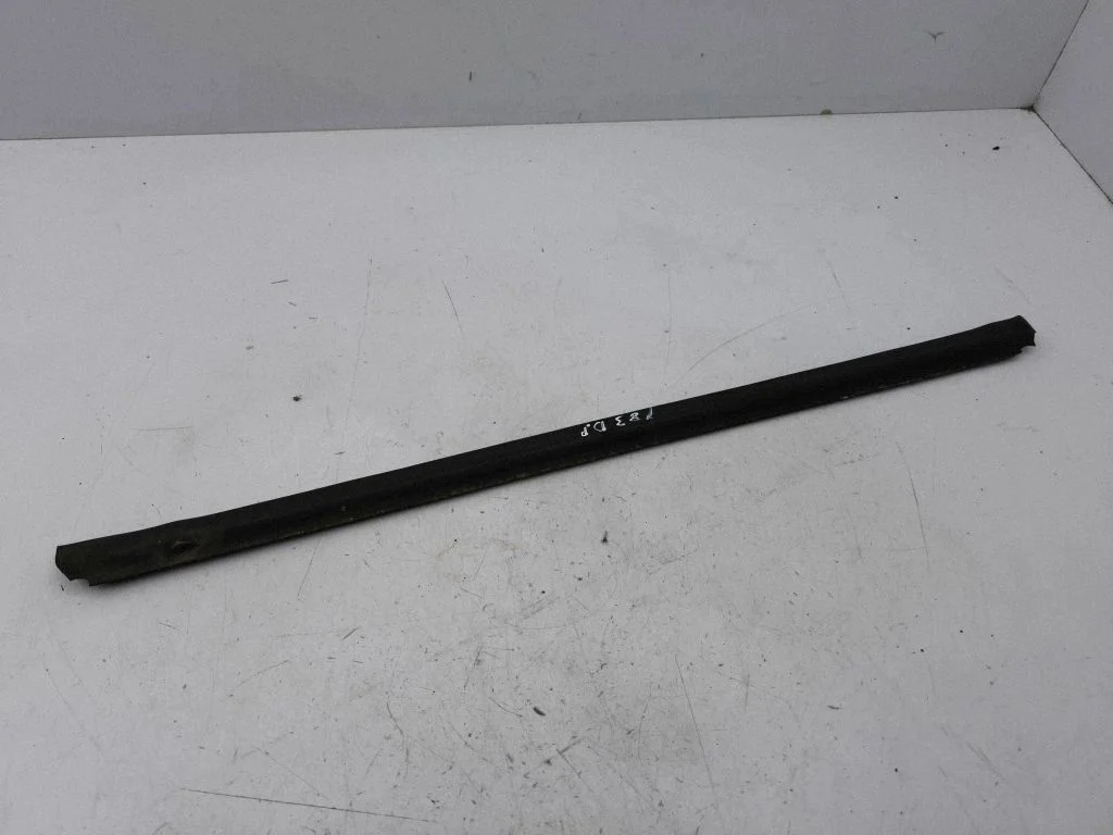 Front door glass trim molding A6397200024