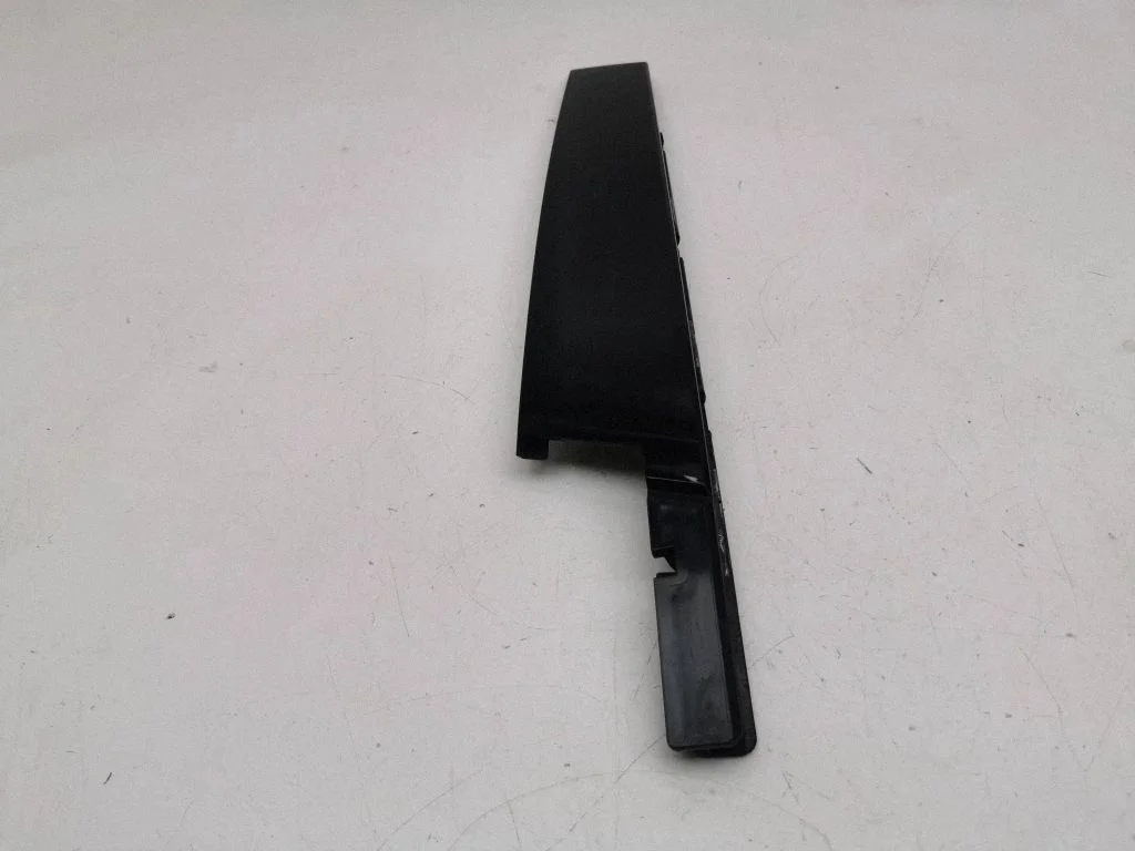 Front door glass trim molding 82G837902