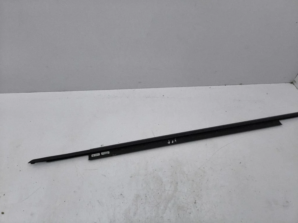 Front door glass trim molding 4G8853283D