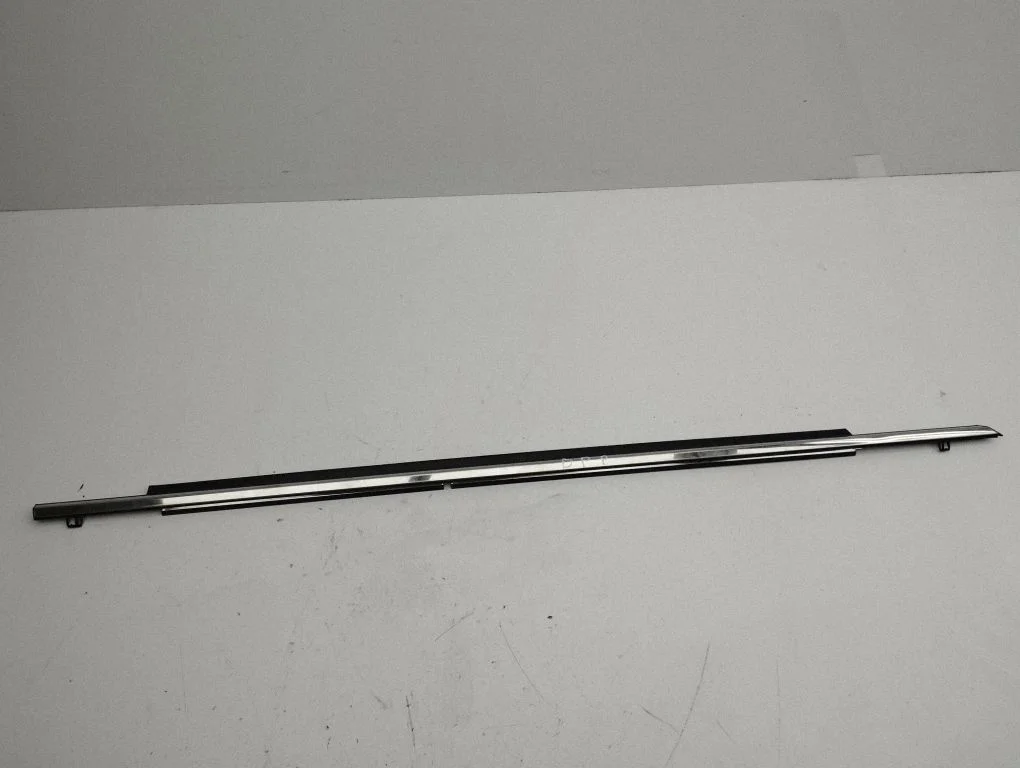Front door glass trim molding – right
