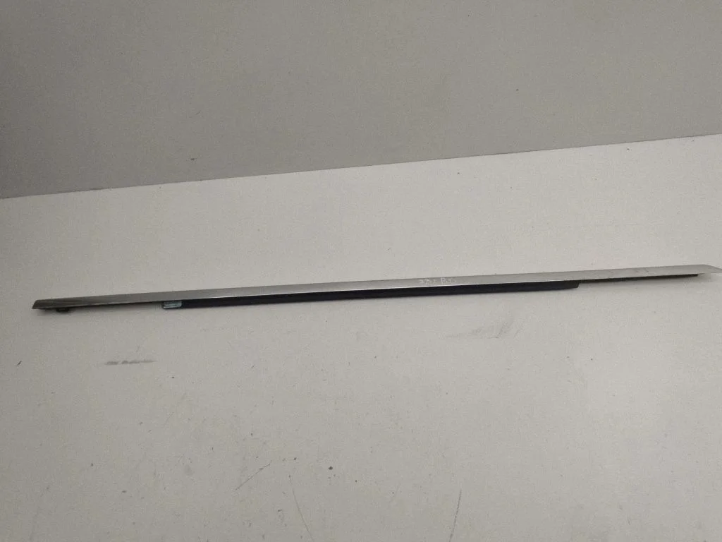 Front door glass trim molding – right