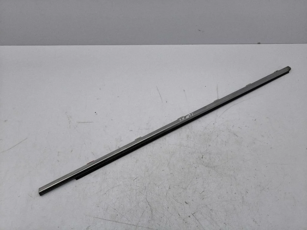 Esiukse klaasi liist – Lexus GS 300 350 430 450H (2005-2012)