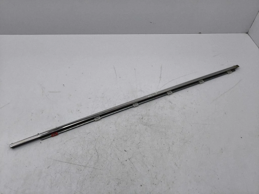 Esiukse klaasi liist – Lexus GS 300 350 430 450H (2005-2012)