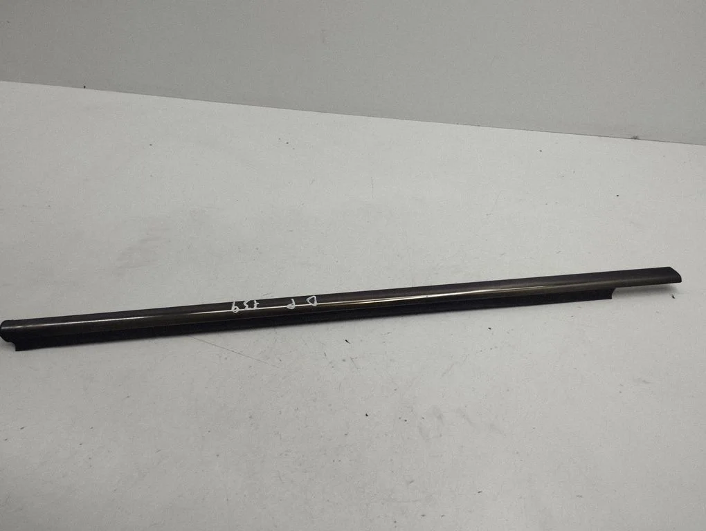 Front door glass trim molding – right