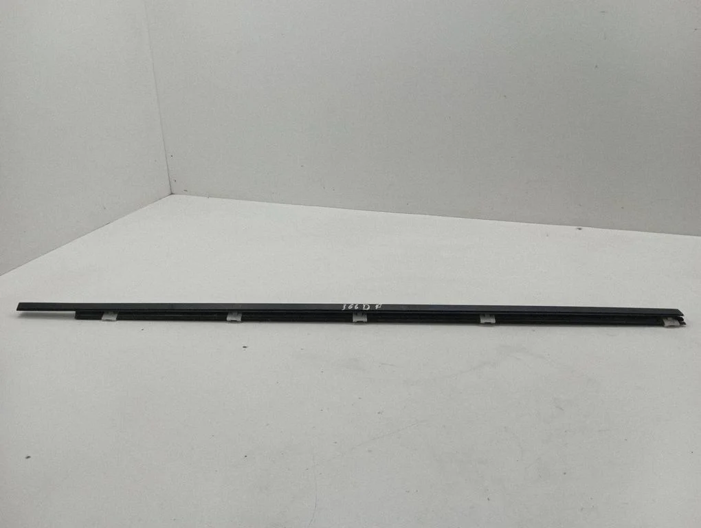Front door glass trim molding – right