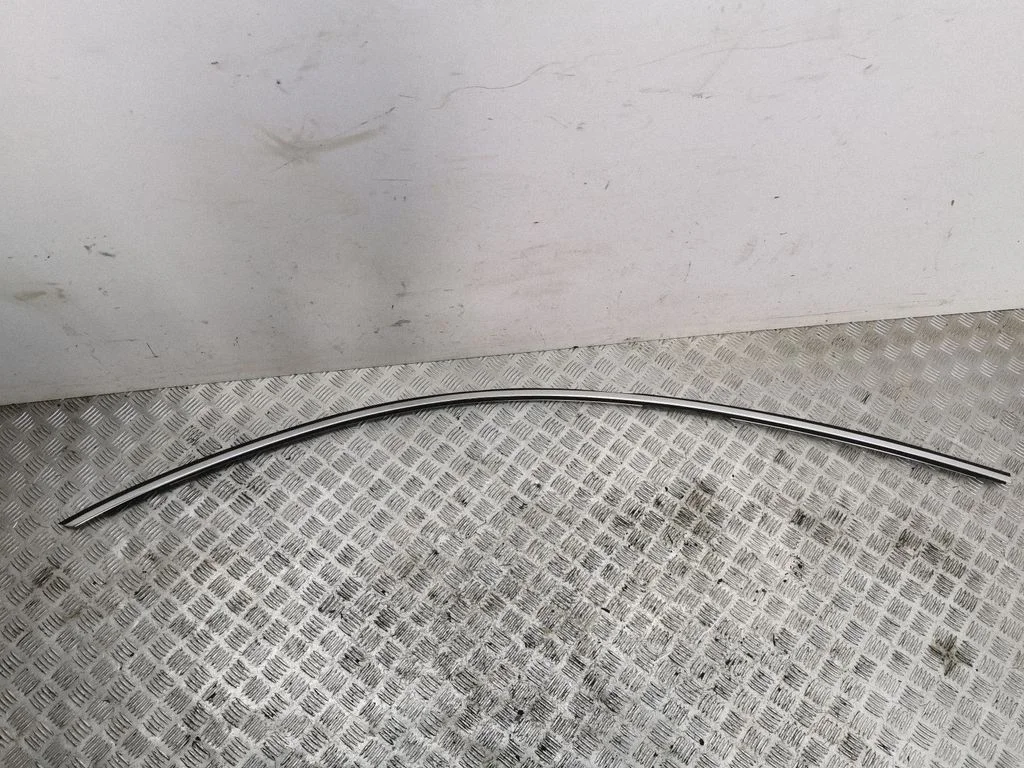 Front door glass trim molding 4G8853703A