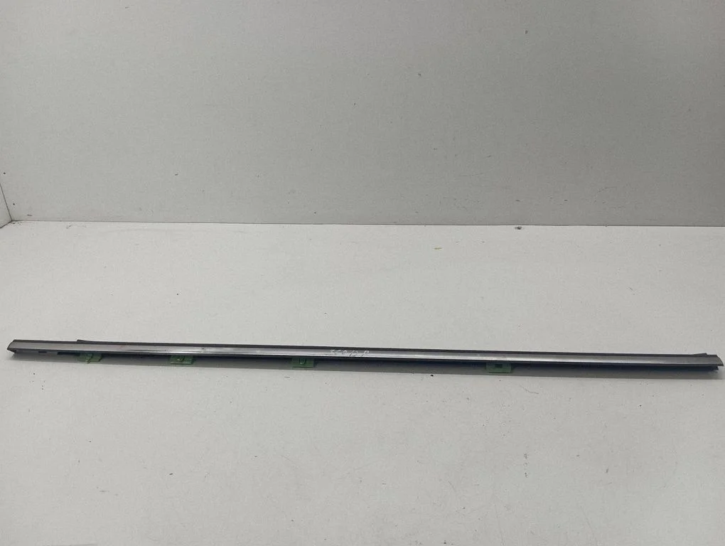Front door glass trim molding – right
