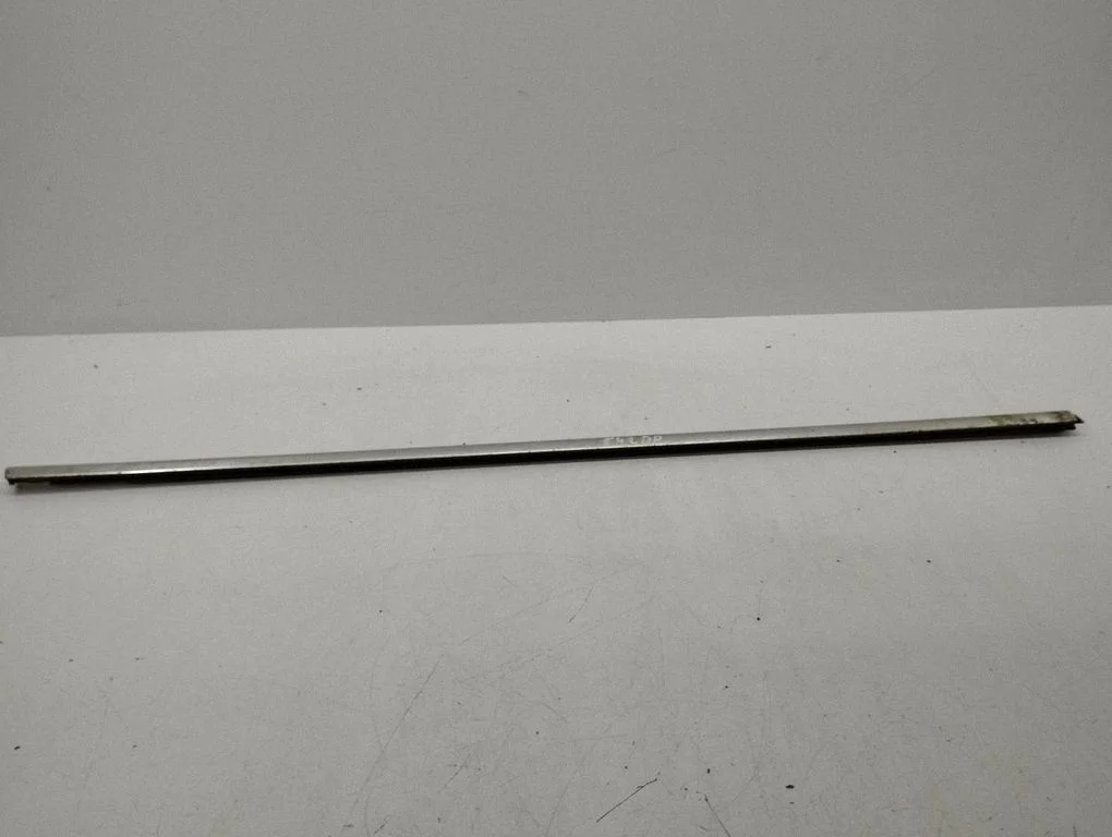 Front door glass trim molding – right