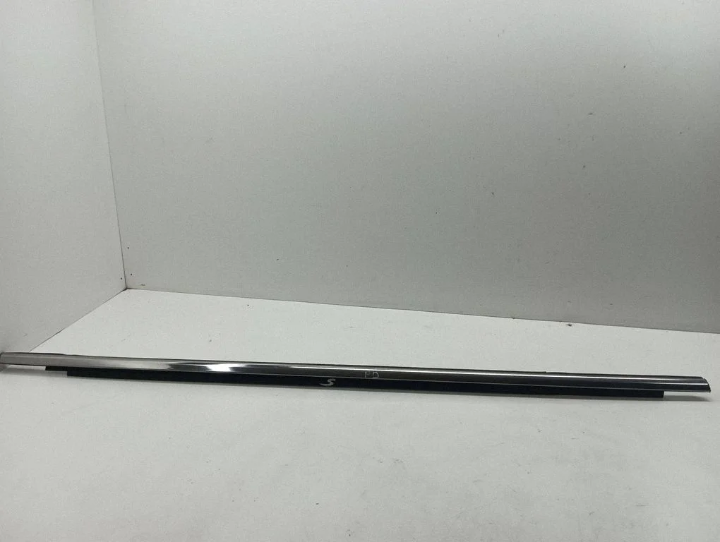 Front door glass trim molding – right