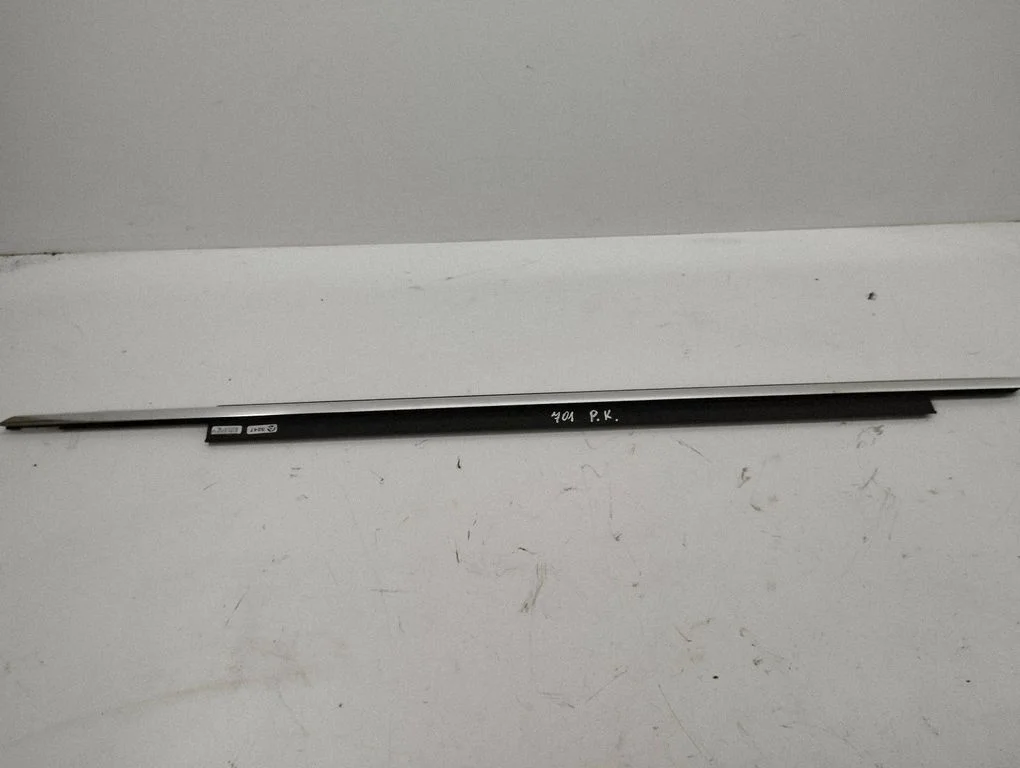 Front door glass trim molding 4g8853263
