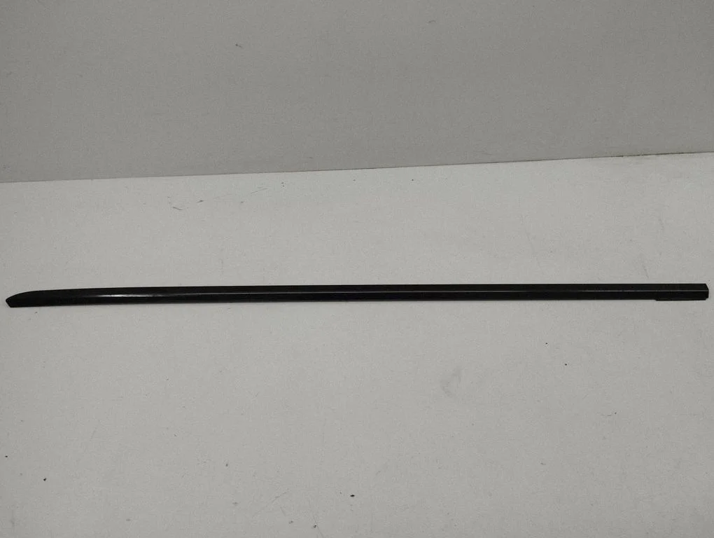 Front door glass trim molding – right