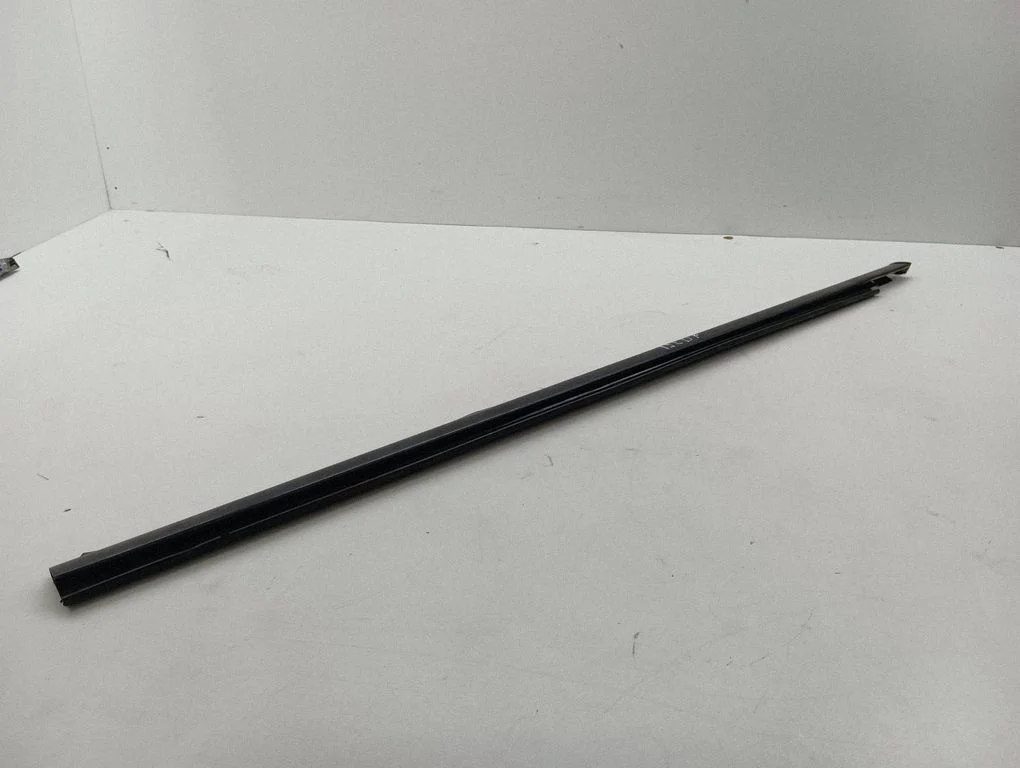 Front door glass trim molding – right