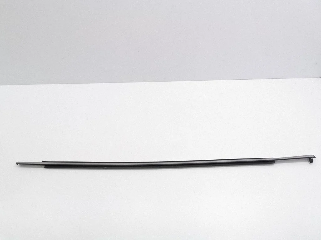 Front door glass trim molding – Toyota Avensis T250 (2006-2009)